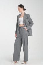 Gri Çizgili Desen Bol Paça Pantolonlu Kadın Takım Elbise - Görsel 2