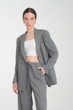 Gri Çizgili Desen Bol Paça Pantolonlu Kadın Takım Elbise - Görsel 5