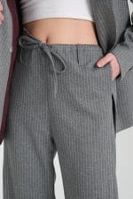 Gri Çizgili Desen Bol Paça Pantolonlu Kadın Takım Elbise - Görsel 6
