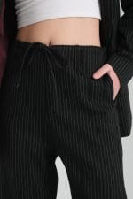 Siyah Çizgili Desen Bol Paça Pantolonlu Kadın Takım Elbise - Görsel 6